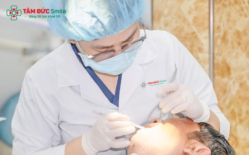 Trước khi bọc răng sứ Zirconia Crystal, các bệnh lý như viêm tủy hay viêm nướu cần được điều trị triệt để để đảm bảo tuổi thọ cho răng sứ.