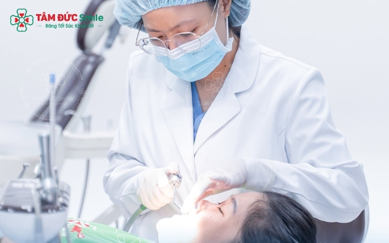 rám răng hoặc bọc răng sứ là những phương pháp hàng đầu giúp phục hồi hình dáng và chức năng ăn nhai cho răng hàm trên khi tổn thương chưa quá nghiêm trọng