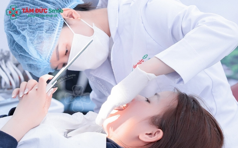 Bác sĩ cảnh báo lạm dụng tẩy trắng răng quá nhiều lần hoặc dùng thuốc không rõ nguồn gốc có thể gây mòn men răng và dẫn đến tình trạng ê buốt kéo dài.