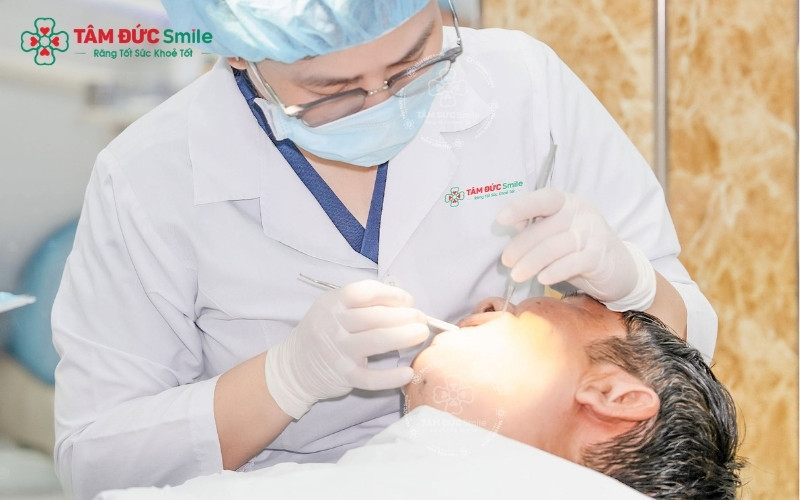 Quy trình trám răng cấm hiện đại diễn ra rất nhanh chóng và nhẹ nhàng; ánh sáng xanh giúp vật liệu trám đông cứng và bám chắc vào răng chỉ sau vài giây.
