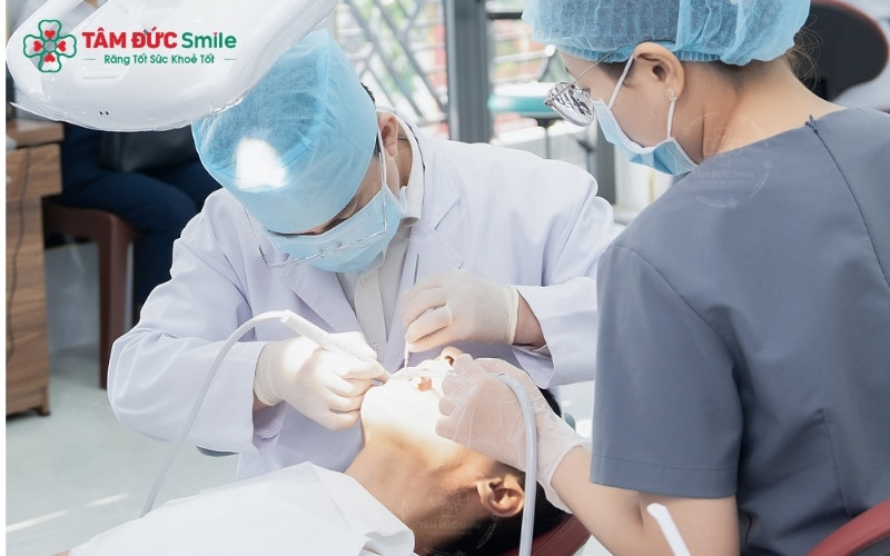 Duy trì thói quen sử dụng chỉ nha khoa và chải răng đúng cách giúp bảo vệ miếng trám bền lâu và ngăn ngừa sâu răng tái phát tại các vị trí khác