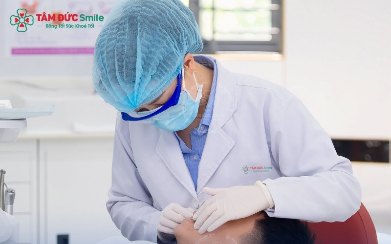 Do chỉ tác động lên lớp men răng phía ngoài, quy trình trám răng sâu nhẹ diễn ra rất nhanh chóng, nhẹ nhàng và hầu như không gây cảm giác đau hay khó chịu.