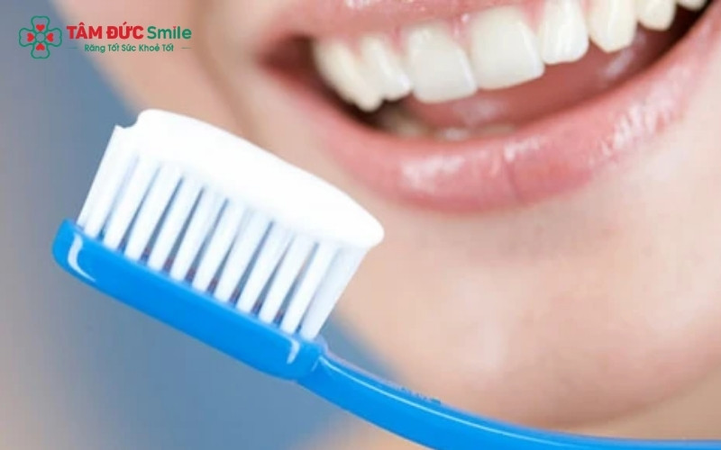 Chải răng nhẹ nhàng trong những ngày đầu giúp miếng trám ổn định và giảm thiểu tình trạng kích ứng ngà răng.