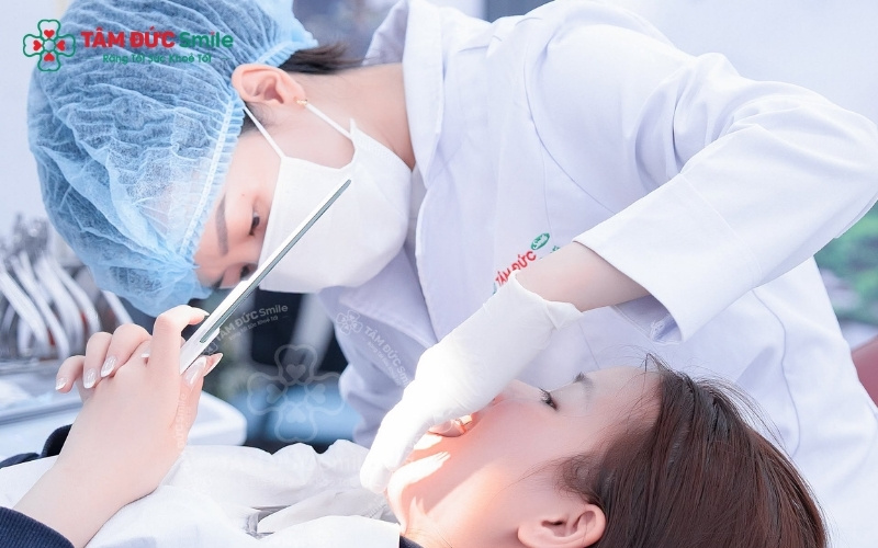 Khi phát hiện răng hàm của bé bị sâu, phụ huynh nên đưa bé đến nha khoa để được bác sĩ xử lý chuyên môn, tuyệt đối không tự ý nhổ răng tại nhà