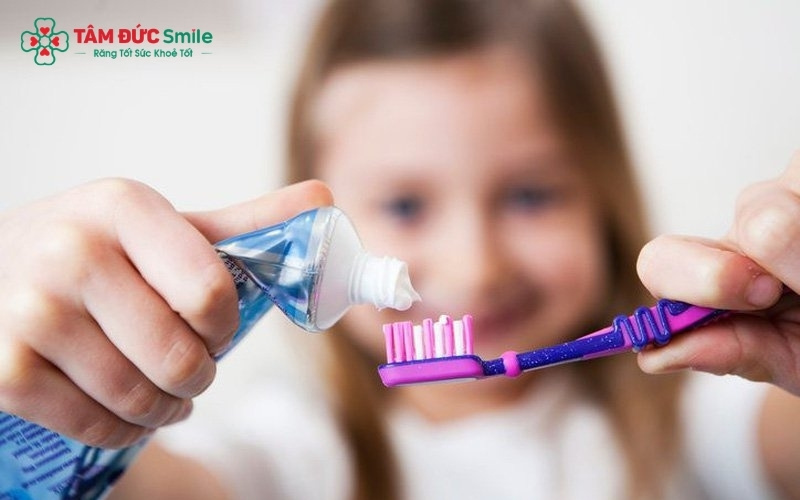 Trẻ 5 tuổi chưa thể tự làm sạch kỹ vùng răng hàm phía sau, do đó cha mẹ cần hỗ trợ và giám sát việc chải răng của con mỗi ngày để phòng ngừa sâu răng tái phát.