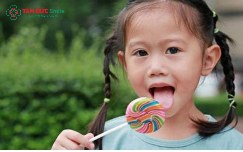Răng hàm của trẻ có hệ thống hố rãnh phức tạp, là nơi lý tưởng để vụn thức ăn và vi khuẩn trú ngụ nếu không được chải sạch đúng cách.