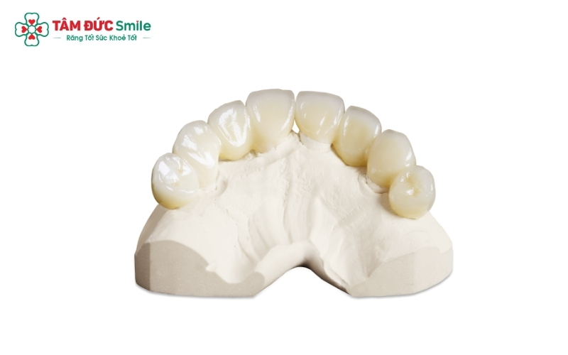 Được chế tác từ khối sứ nguyên chất bằng công nghệ CAD/CAM hiện đại, răng Zirconia có khả năng chịu lực gấp nhiều lần răng thật.