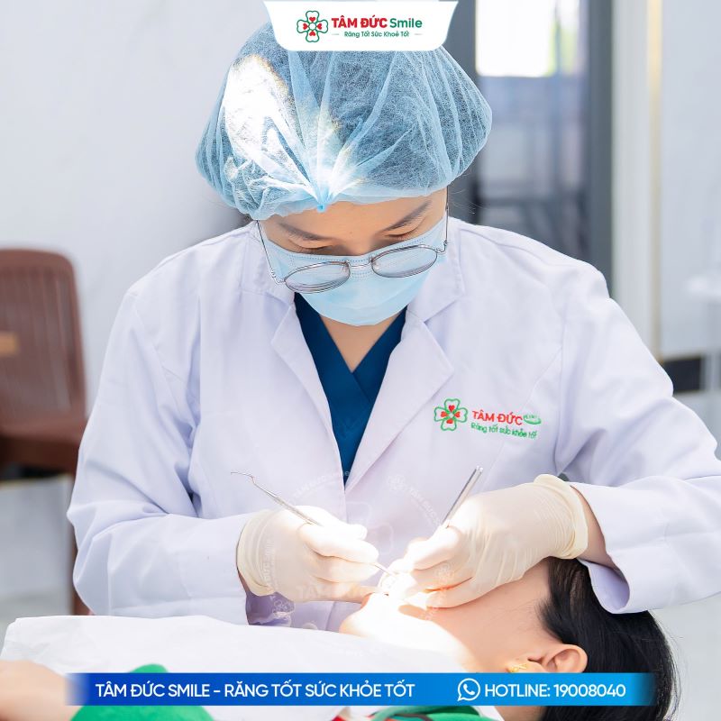 Thăm khám và chụp phim giúp bác sĩ đánh giá tình trạng tủy, cấu trúc ống tủy và khả năng bảo tồn răng.