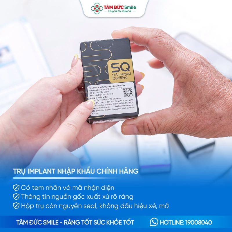 Khách hàng được kiểm tra bao bì, tem nhãn và thông tin trụ Implant chính hãng trước khi cấy ghép.