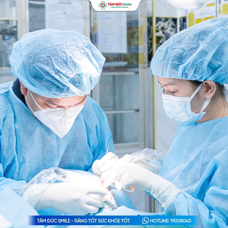 Đội ngũ bác sĩ nhiều năm kinh nghiệm trực tiếp điều trị Implant All on 6 tại Nha khoa Tâm Đức Smile.